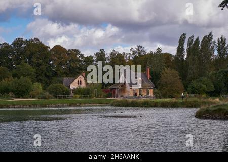 Hamlet de la Reine (le Hameau de la Reine) - Maison rurale - Tour Marie-Antoinette et Marlborough près d'un lac dans les jardins du château de Versailles (Chat Banque D'Images