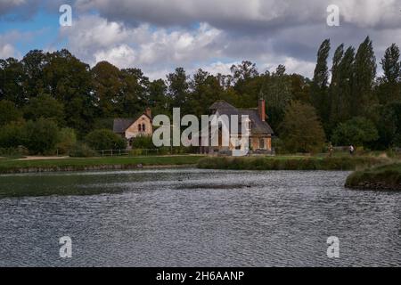 Hamlet de la Reine (le Hameau de la Reine) - Maison rurale - Tour Marie-Antoinette et Marlborough près d'un lac dans les jardins du château de Versailles (Chat Banque D'Images