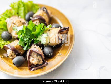 un plat de légumes, des petits pains d'aubergine et du fromage sur une assiette Banque D'Images