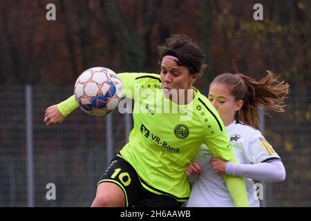 Munich, Allemagne.14 novembre 2021.Munich, Allemagne, 14 novembre 2021: Julia Brueckner (10 SV Weinberg) et Lisa Floetzner (13 FFC Wacker München) pendant le match de Regionalliga Sued entre FFC Wacker Muenchen et SV 67 Weinberg à Bezirkssportanlage Untersendling, Munich.Sven Beyrich/SPP crédit: SPP Sport Press photo./Alamy Live News Banque D'Images