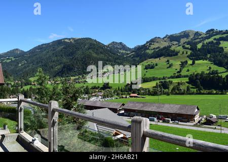 Une gamme à flanc de colline à Zweisimmen, Suisse.Superbe campagne en pente avec un ciel bleu très clair. Banque D'Images