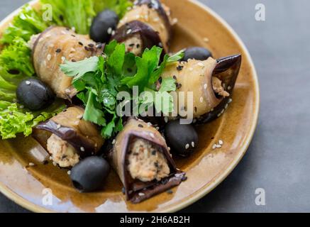 un plat de légumes, des petits pains d'aubergine et du fromage sur une assiette Banque D'Images