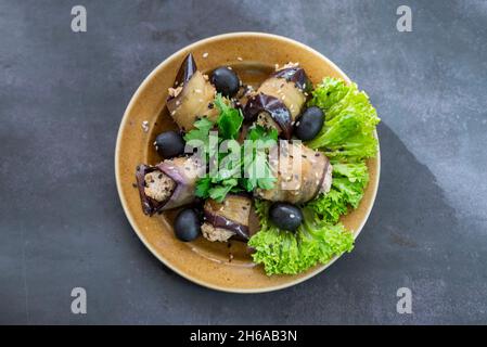 un plat de légumes, des petits pains d'aubergine et du fromage sur une assiette Banque D'Images