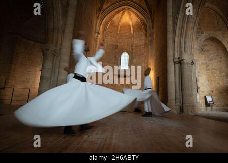 Groupe de Dervistes exécutant la danse traditionnelle et religieuse ou le Whirling soufi Banque D'Images