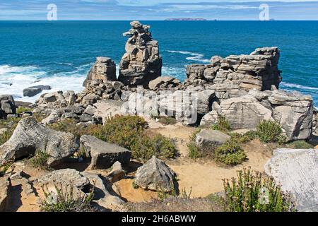 Falaise de mer érodée sur la côte atlantique.Cruz dos Remedios.Peniche, Portugal. Banque D'Images