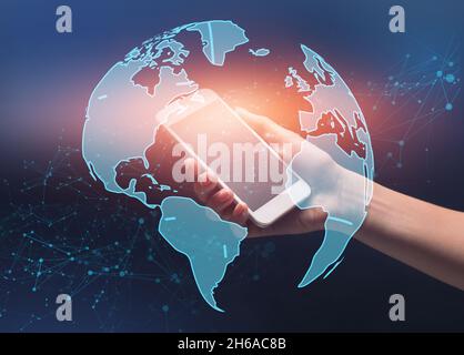 Réseau mondial et communication.World Globe avec des points polygonaux Wireframe sur la main femelle smartphone, Creative Abstract Background pour Digi Banque D'Images