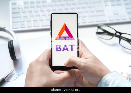 Russie Moscou 08.06.2021.Logo du jeton d'attention de base dans le téléphone mobile.Pièce BAT crypto-monnaie.Plate-forme d'échange décentralisée open-source construite o Banque D'Images