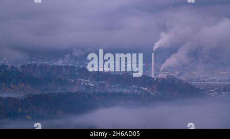 Journée brumeuse dans la vallée de la mugue dans le nord de la Forêt Noire Banque D'Images