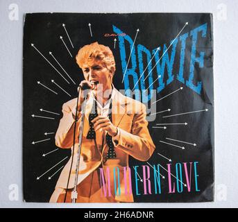 Pochette photo de la version en vinyle de sept pouces de Modern Love par David Bowie, sortie en 1983 Banque D'Images