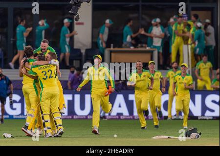 L'Australie célèbre la victoire de huit bickets lors du match final de la coupe du monde ICC Mens T20 entre l'Australie et la Nouvelle-Zélande au stade international de cricket de Dubaï, Dubaï, Émirats arabes Unis, le 14 novembre 2021.Photo de Grant Winter.Utilisation éditoriale uniquement, licence requise pour une utilisation commerciale.Aucune utilisation dans les Paris, les jeux ou les publications d'un seul club/ligue/joueur.Crédit : UK Sports pics Ltd/Alay Live News Banque D'Images