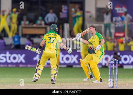 Glenn Maxwell (à gauche) et Mitchell Marsh of Australia commencent à célébrer la victoire sur la Nouvelle-Zélande lors du match final de la coupe du monde ICC Mens T20 entre l'Australie et la Nouvelle-Zélande au stade international de cricket de Dubaï, Dubaï, Émirats arabes Unis, le 14 novembre 2021.Photo de Grant Winter.Utilisation éditoriale uniquement, licence requise pour une utilisation commerciale.Aucune utilisation dans les Paris, les jeux ou les publications d'un seul club/ligue/joueur.Crédit : UK Sports pics Ltd/Alay Live News Banque D'Images