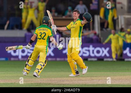 Glenn Maxwell (à gauche) et Mitchell Marsh of Australia commencent à célébrer la victoire sur la Nouvelle-Zélande lors du match final de la coupe du monde ICC Mens T20 entre l'Australie et la Nouvelle-Zélande au stade international de cricket de Dubaï, Dubaï, Émirats arabes Unis, le 14 novembre 2021.Photo de Grant Winter.Utilisation éditoriale uniquement, licence requise pour une utilisation commerciale.Aucune utilisation dans les Paris, les jeux ou les publications d'un seul club/ligue/joueur.Crédit : UK Sports pics Ltd/Alay Live News Banque D'Images