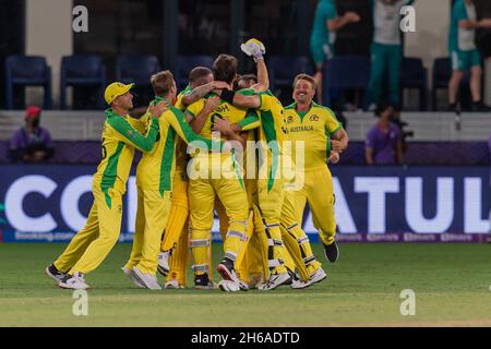 L'Australie célèbre la victoire de huit bickets lors du match final de la coupe du monde ICC Mens T20 entre l'Australie et la Nouvelle-Zélande au stade international de cricket de Dubaï, Dubaï, Émirats arabes Unis, le 14 novembre 2021.Photo de Grant Winter.Utilisation éditoriale uniquement, licence requise pour une utilisation commerciale.Aucune utilisation dans les Paris, les jeux ou les publications d'un seul club/ligue/joueur.Crédit : UK Sports pics Ltd/Alay Live News Banque D'Images