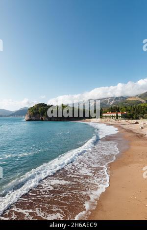 Surfez sur la plage de sable royal près de la Villa Milocer.Monténégro Banque D'Images