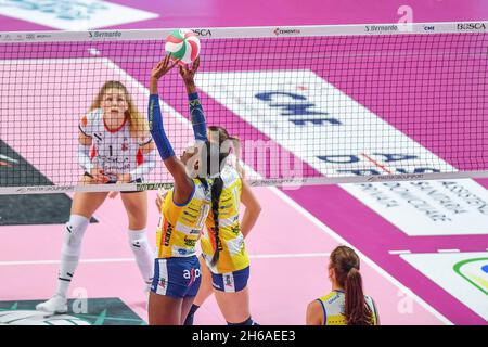 Cuneo, Italie.14 novembre 2021.Paola Egonu (imoco Conegliano) pendant Bosca S.Bernardo Cuneo vs Imoco Volley Conegliano, Volleyball Italien série A1 Match de femmes à Cuneo, Italie, novembre 14 2021 crédit: Agence de photo indépendante/Alamy Live News Banque D'Images