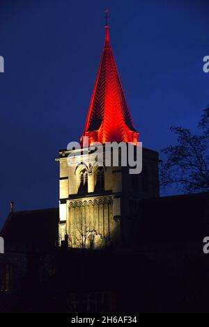 14/11/2021 Rochester UK la flèche de la cathédrale de Rochester dans le Kent, illuminée en rouge le dimanche du souvenir. Banque D'Images