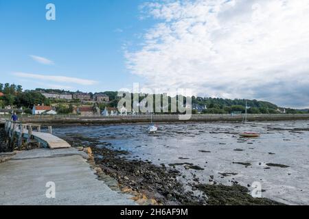 13 septembre 2015.Culross, Fife, Écosse.Une vue sur le village de Culross, depuis son quai plutôt rickety à côté du chemin côtier de Fife. Banque D'Images