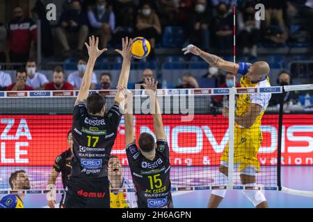 Civitanova Marche, Italie.14 novembre 2021.Pic de nimir abdel aziz et bloc de Simone Anzani pendant Cucine Lube Civitanova vs Leo Shoes Modène, Volleyball Italien Serie A Men SuperLeague Championship à Civitanova Marche, Italie, novembre 14 2021 crédit: Independent photo Agency/Alay Live News Banque D'Images