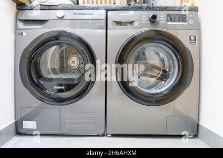 Vue de face générique d'un lave-linge et d'un sèche-linge en graphite Banque D'Images