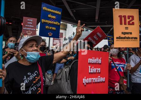 Bangkok, Thaïlande.14 novembre 2021.Un manifestant rend hommage à trois doigts pendant la démonstration.Des manifestants pro-démocratie se sont rassemblés à l'intersection de Pathum WAN pour réclamer une réforme de la monarchie après que la Cour constitutionnelle ait jugé que trois leaders protestataires (Anon Nampa, Panusaya 'Rung' Sithijirawattanakul, Panupong 'miche' Jadnok) avaient pour but de renverser la monarchie lors de leur rassemblement de masse appelant à la réforme politique et de la monarchie en Thaïlande.Crédit : SOPA Images Limited/Alamy Live News Banque D'Images