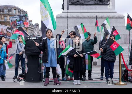 Londres, Royaume-Uni.14 novembre 2021.De jeunes manifestants ont vu le drapeau afghan agité en protest.Organized par Free afghan, des manifestants se sont rassemblés sur la place Trafalgar pour manifester leur solidarité avec le Front national de résistance de l'Afghanistan (NRF) et pour appeler à de plus grandes mesures de lutte de l'Occident contre le terrorisme taliban contre le peuple Hazara.Crédit : SOPA Images Limited/Alamy Live News Banque D'Images