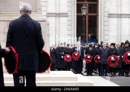 Londres, Royaume-Uni.14 novembre 2021.Les dignitaires sont vus faire la queue avant de déposer tour à tour des couronnes de pavot autour du Cenotaph.le Service du dimanche du souvenir est une cérémonie annuelle qui a lieu la semaine du jour du souvenir, le 11 novembre les dirigeants nationaux,La famille royale et les dignitaires se réunissent pour rendre hommage aux nationaux qui ont combattu et sont morts dans les deux guerres mondiales, en tant que célébration de la paix mondiale.Les coquelicots sont usés et les couronnes de coquelicot sont posées autour des Cenotaphs comme pratique.Crédit : SOPA Images Limited/Alamy Live News Banque D'Images