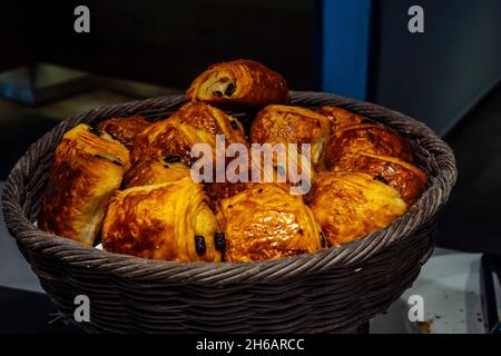 Croissants de pâtisseries françaises avec exposition de chocolat dans un hôtel au petit déjeuner.Photo de haute qualité Banque D'Images