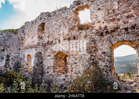 Ruines du château de Valdek en Bohême centrale, Brdy, République tchèque. Il a été construit au XIIIe siècle par la famille aristocratique.il y a maintenant une zone d'entraînement militaire Banque D'Images