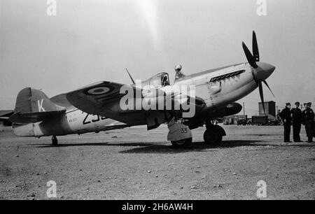 Photographie d'époque prise en 1953 ou 1954 à Séoul, en Corée du Sud, pendant la guerre de Corée.Un chasseur Firefly de la Royal Australian Air Force, numéro de série WB313. Banque D'Images