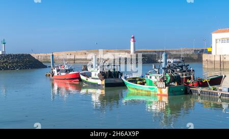 Île d'Oléron en France, port typique de la Cotinière, avec le phare et les bateaux de pêche Banque D'Images