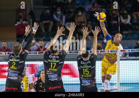 Forum Eurosuole, Civitanova Marche, Italie, 14 novembre 2021,Pic de nimir abdel aziz et bloc de Jiri kovar, simone anzani, luciano de cecco (cucine Lube Civitanova) pendant Cucine Lube Civitanova vs Leo Shoes Modène - Volleyball Italien Serie A Men SuperLeague Championship Championship Banque D'Images