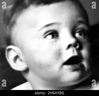 1935 , Piacenza , ITALIE : le célèbre designer de mode GIORGIO ARMANI ( né le 11 juillet 1934 ) quand était un petit garçon âgé de 1 ans.Photographe inconnu - HISTOIRE - FOTO STORICHE - personalità da bambino bambini da giovane giovani - personnalités quand était jeune - INFANZIA - ENFANCE - BAMBINO - BAMBINI - ENFANTS - ENFANT - MODE - MODA - STILISTA -- ARCHIVIO GBB Banque D'Images