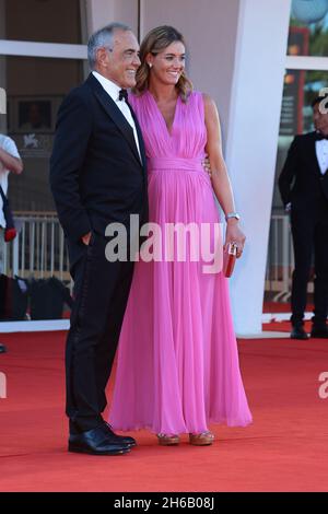 VENISE, ITALIE - SEPTEMBRE 01 : Alberto Barbera et Julia Barbera assistent au tapis rouge du film 'Madres Paralelas' Banque D'Images