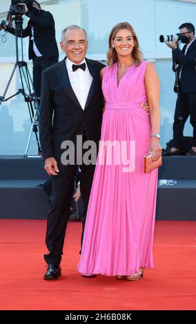 VENISE, ITALIE - SEPTEMBRE 01 : Alberto Barbera et Julia Barbera assistent au tapis rouge du film 'Madres Paralelas' Banque D'Images