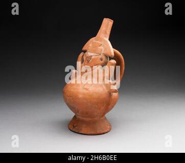 Cuve à bec unique avec figurine moulée, A.D. 1000/1476.Un récipient en céramique rouge-orange en forme de figure abstraite avec des yeux larges et des bras courts, une poignée à l'arrière. Banque D'Images