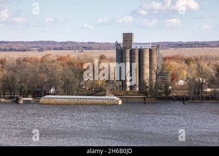 Une barge amarrée et l'ADM Growmark dans le village de Gulfport, Illinois, un après-midi de novembre Banque D'Images