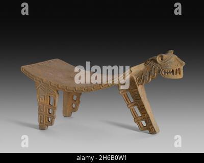 Table de broyage de cérémonie (métate) sous forme de féline, A.D. 500/1000. Banque D'Images