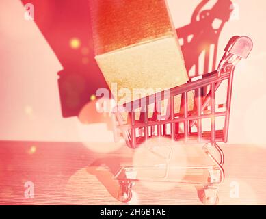 Panier avec une grande boîte à l'intérieur , concept de marketing Banque D'Images