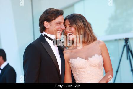 VENISE, ITALIE - SEPTEMBRE 01: Serena Rossi et Davide Devenuto assistent au tapis rouge du film 'Madires Paralelas' Banque D'Images