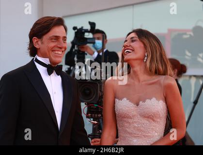VENISE, ITALIE - SEPTEMBRE 01: Serena Rossi et Davide Devenuto assistent au tapis rouge du film 'Madires Paralelas' Banque D'Images