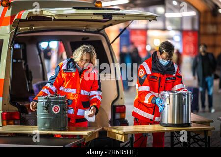 Brême, Allemagne.14 novembre 2021.Alexandra Eggert (l) et Birgit cordes, volontaires du Johannître Unfallhilfe Bremen, sont en tournée avec le bus froid du Johannître en face de la gare principale de Brême afin de fournir aux personnes dans le besoin des boissons chaudes, de la nourriture et des sacs de couchage.Credit: Mohssen Assanimoghaddam/dpa/Alay Live News Banque D'Images