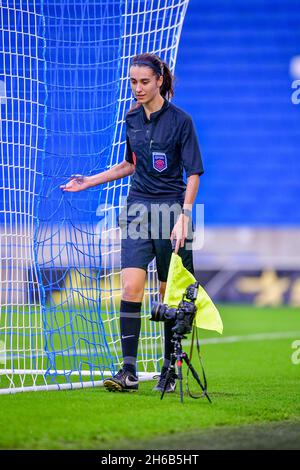 Brighton, Royaume-Uni.14 novembre 2021.Vérification des objectifs à mi-temps par le linesperson lors du match de Super League des femmes FA entre les femmes Brighton & Hove Albion et les femmes Leicester City à l'Amex le 14 novembre 2021 à Brighton, en Angleterre.(Photo de Jeff Mood/phcimages.com) Credit: PHC Images/Alamy Live News Banque D'Images