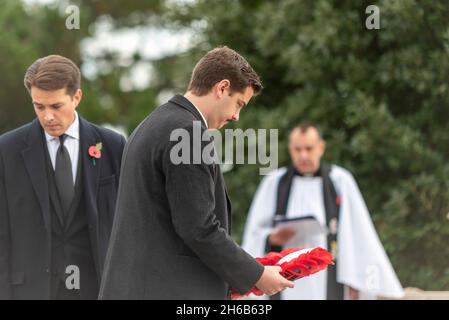 Labor's Aston Line pose une couronne au service du dimanche du souvenir au War Memorial de Southend on Sea, Essex, Royaume-Uni. Banque D'Images