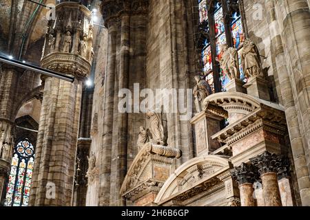 Rangée de statues à l'intérieur des colonnes sous les vitraux du Duomo.Milan, Italie Banque D'Images