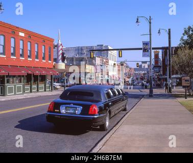 Scène de rue montrant limousine, Beale Street, District de Beale Street, Memphis, Tennessee, United States of America Banque D'Images