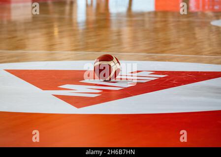 Villeneuve-d'Ascq, France.Novembre 14 2021: Le ballon officiel lors du match de basket-ball FIBA 2023, qualification Groupe B entre la France et la Lituanie le 14 novembre 2021 à Palacium à Villeneuve-d'Ascq, France - photo: Antoine Massinon/DPPI/LiveMedia crédit: Agence photo indépendante/Alamy Live News Banque D'Images