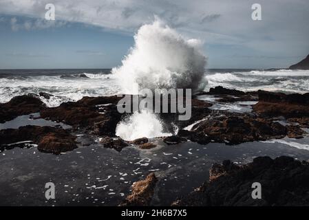 Des vagues fortes à Thor's Well Banque D'Images