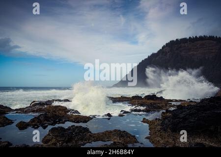 Vagues écrasant à Cape Perpetua Banque D'Images