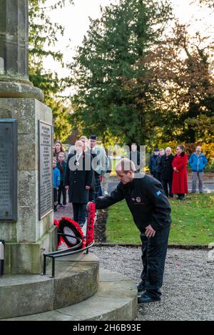 FOCHABERS, MORAY, ROYAUME-UNI.14 novembre 2021.C'est une scène de Village Remembrance à Fochabers, Moray, Écosse, le dimanche 14 novembre 2021.Fochabers Crew Fireman Stuart Gerrard crédit: JASPERIMAGE/Alay Live News Banque D'Images