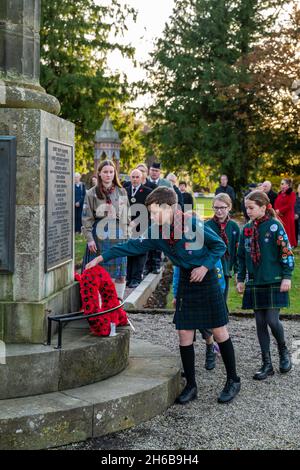 FOCHABERS, MORAY, ROYAUME-UNI.14 novembre 2021.C'est une scène de Village Remembrance à Fochabers, Moray, Écosse, le dimanche 14 novembre 2021.Les Scouts de Fochabers posent une couronne.Credit: JASPERIMAGE / Alamy Live News Banque D'Images